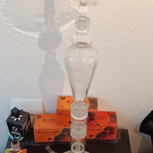 Hochwertige Glas-Shisha mit elegantem Design, perfekt für Genuss und Dekoration.