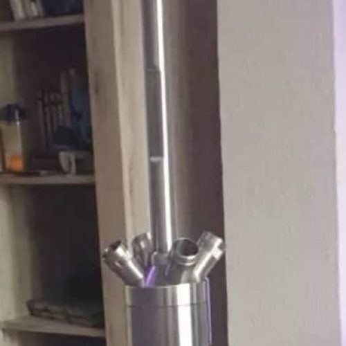 Hochwertige Shisha mit beleuchteter Kopf und Edelstahl-Design, ideal für gemütliche Abende.