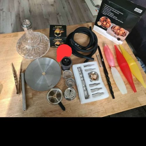 Zubehör für Shisha, inklusive Schlauch, Kohle, Tabak und Dichtungen.
