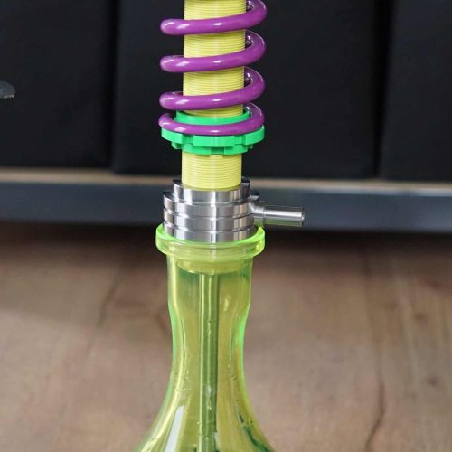 Bunte Shisha Rauchsäule mit farbigen Spiralen und Glasbasis, ideal für Shisha-Liebhaber.