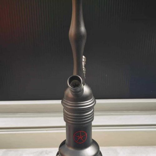 Shisha mit schwarzem Stand und Glasbowl, auf Verkaufsplattform gezeigt.