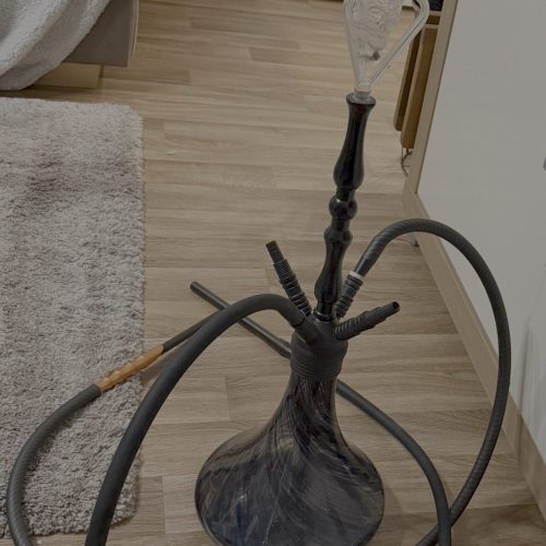 Rauchsäule mit Shisha auf Holzboden, gemütliches Wohnzimmer, Wasserpfeife, Rauchgenuss.