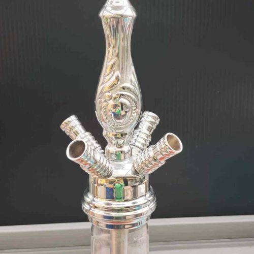 Hochwertige Shisha mit dekorativer Glasbowl und Metallhals.