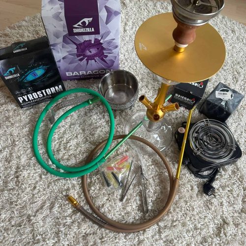 Zubehör für Shisha, inklusive Schlauch, Kopf und Kohlehalter.
