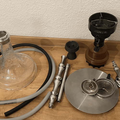 Verschiedene Teile für Shisha und E-Zigaretten, inklusive Glas, Metall und Kunststoff.