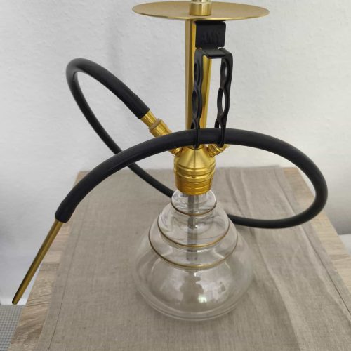 Moderne Shisha mit schwarzem Schlauch und goldenen Akzenten.