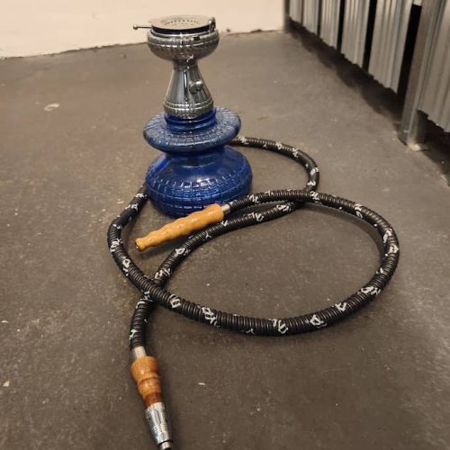 Shisha-Head mit Schlauch und Kopf auf Boden, rauchfrei.