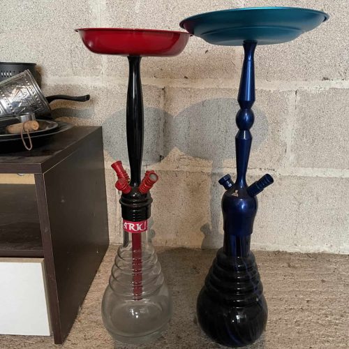 Zwei bunte Shisha-Kopfständer in Rot und Blau, ideal für Wasserpfeifen.