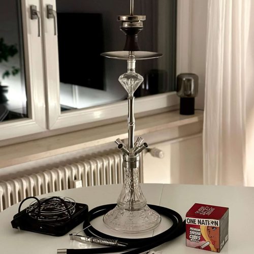 Hochwertiger Shisha-Kopf mit Glasbasis, Schlauch und Kohlezange.