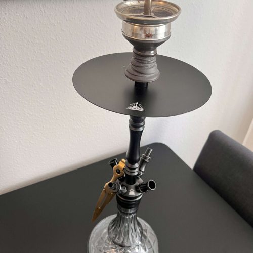 Rauchsäule mit Shisha-Kopf, Ablage und Glasbasis, ideal für Wasserpfeifen-Liebhaber.