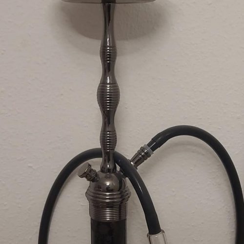 Shisha-Kopf auf Wasserpfeife, stilvolles Design, ideal für Raucherlebnisse.