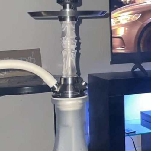 Rauchsäule mit Shisha-Kopf, LED-Beleuchtung und Glasbasis für stilvolles Raucherlebnis.