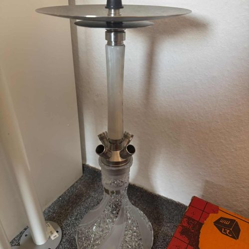 Elegante Glas-Hookah mit Metall- und Glasdetails, ideal für Shisha-Liebhaber.
