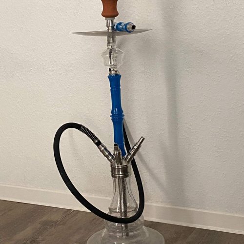 Wasserpfeife (Shisha) mit Glasbasis und Zubehör.