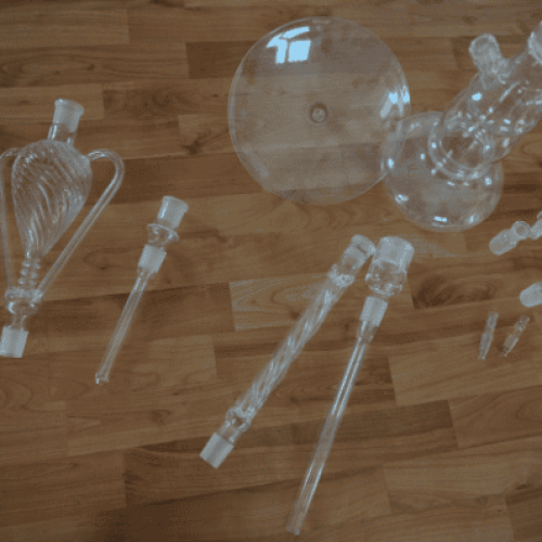 Transparente Glas-Shisha mit mehreren Teilen und Zubehör.