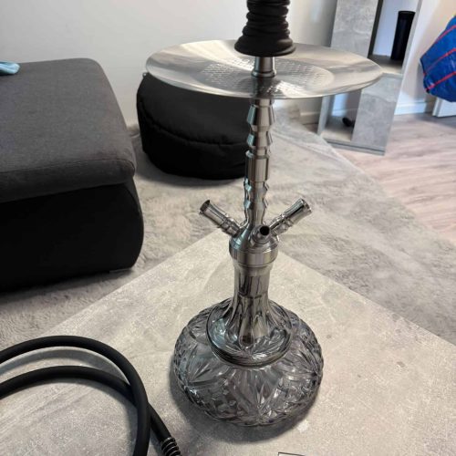 Glasbowl für Shisha mit Metallaufsatz und Schlauch.