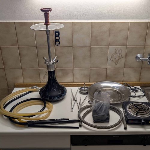 Verschiedenes Shisha-Zubehör auf einer Küchenarbeitsplatte.