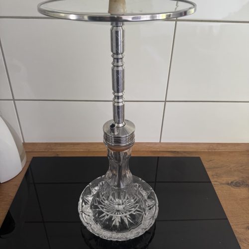Glasbowl auf einem Shisha-Stand mit Ablagefläche.