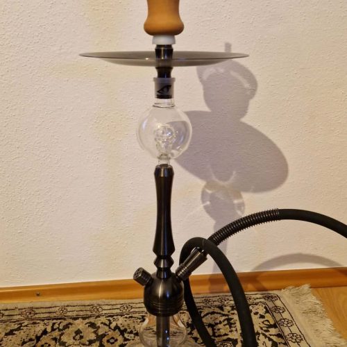 Rauch-Hookah mit Glasbasis und Holz- und Metallteilen, ideal für Shisha-Liebhaber.