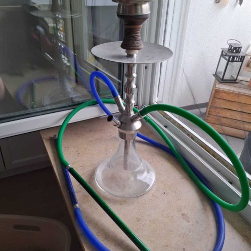 Wasserpfeife mit Schläuchen auf Balkon, Gebrauchtes Set.
