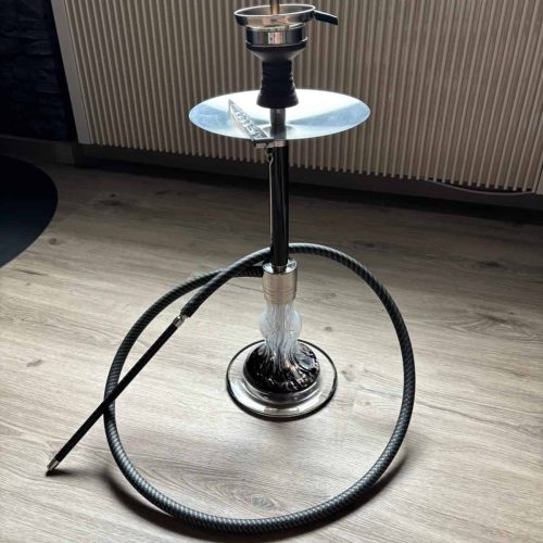 Shisha mit Edelstahl-Kopf und flexiblem Schlauch, ideal für Genuss und Entspannung.