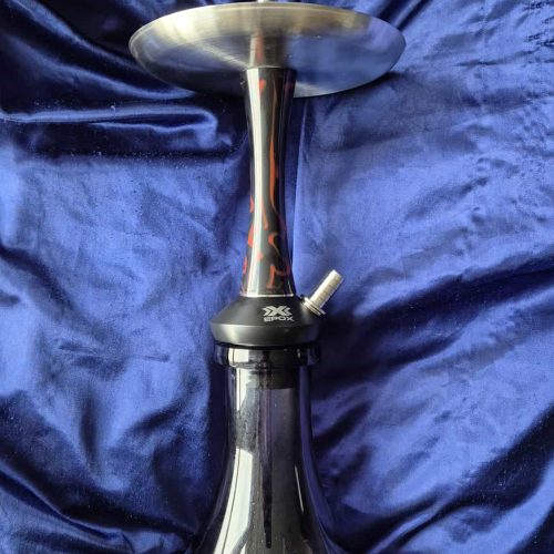 Shisha mit silbernem Kopf auf blauer Stoffdecke.