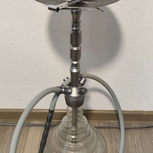Rauchsäule mit Glasbasis und Schlauch, ideal für Shisha-Liebhaber.