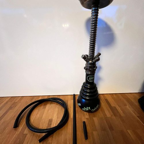 Rauchvorrichtung für Shisha mit Schlauch, Zubehör und Basis, auf Holzboden.