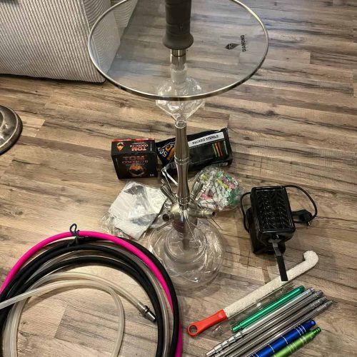 Raucherset mit Shisha, Zubehör und Ersatzteilen auf dem Boden, inklusive Schlauch, Tabak, Kohle und.