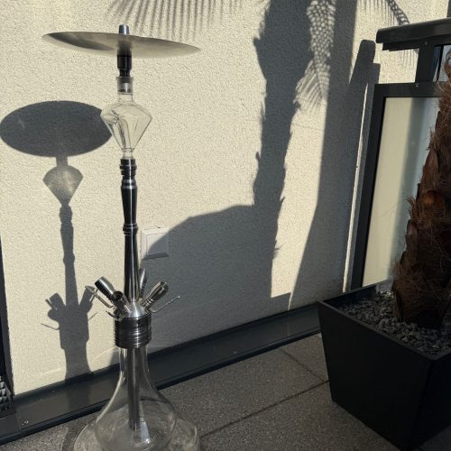 Schwarzer Wasserpfeifen-Kopf auf Glasbasis, ideal für Shisha-Liebhaber.