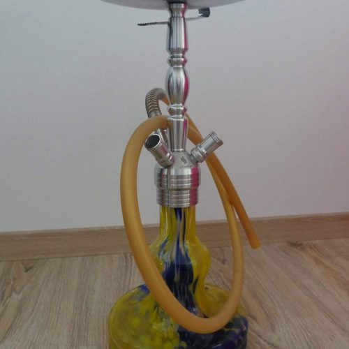 Alte Shisha mit Metall- und Glasbestandteilen, auf Holzboden.