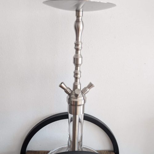 Rauch-Hookah mit Glasbasis, Metallaufsatz und zwei Schläuchen, ideal für Shisha-Liebhaber.