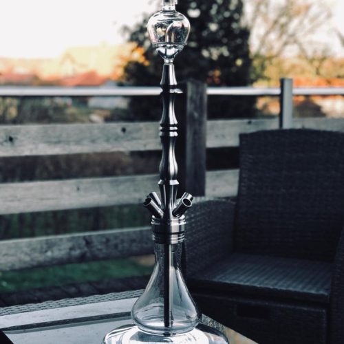Shisha mit Glas-Kopf auf Balkon im Freien.