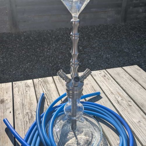 Glas-Hookah mit blauer Wasserpfeife und Schlauch, outdoor.