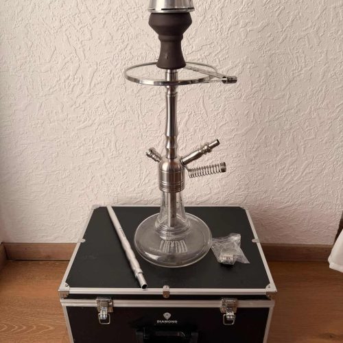 Rauchsäule mit Shisha-Set auf schwarzer Tragetasche, geeignet für Wasserpfeifen.