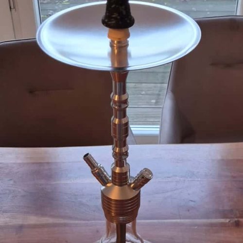 Dekorative Rauchsäule für Shisha, mit Glasbasis und Zubehör, ideal für Raucherlebnisse zu Hause.