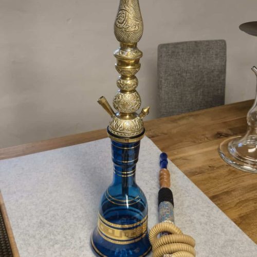 Wasserpfeife mit goldener und blauer Dekoration, inklusive Schlauch und Zubehör.