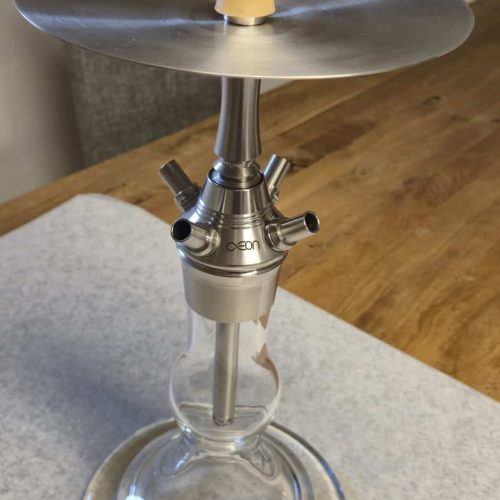 Shisha mit Metallaufsatz und Glasbasis, ideal für Raucher und Sammler.