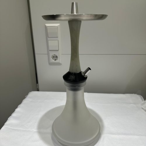 Edelstahl-Shisha mit Ablage und Schlauchanschluss, ideal für Raucher.