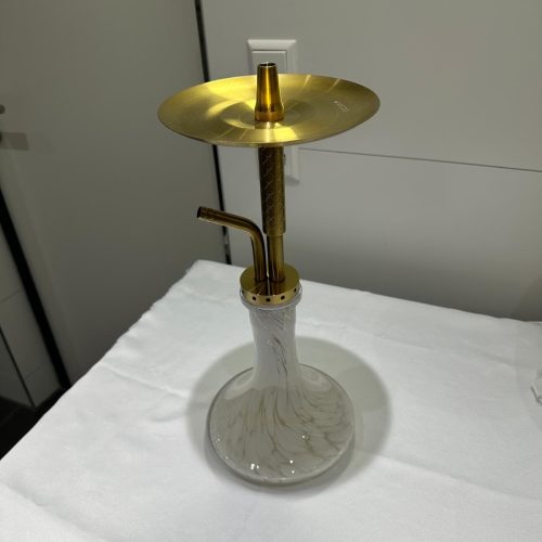 Shisha mit goldener Ablage und Zubehör auf weißem Tuch.