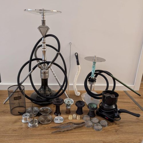 Raucherset mit Shisha, Tabak, Kohle und Zubehör auf Holztisch. Perfekt für Shisha-Liebhaber, gebrauc.