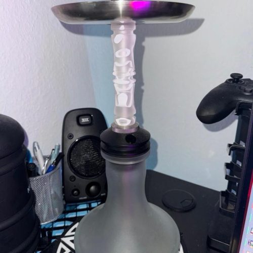 Moderne Shisha mit silberner Bowl und Glas-Schlauch, auf einem Tisch.