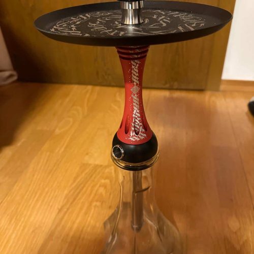 Raucherhaken mit Glasbasis, Tabakschale und dekorativem Design, ideal für Shisha-Liebhaber.