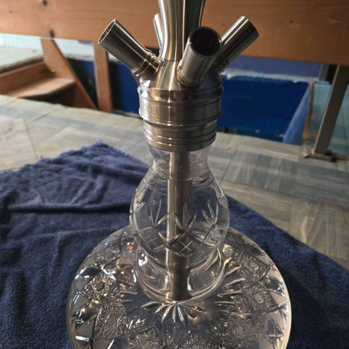 Hochwertige Glas-Shisha mit Edelstahl-Percolator, ideal für Genuss und Dekoration.