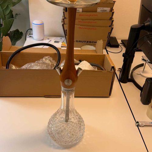 Schöne Shisha mit Holz- und Glasdesign, ideal für Raucher und Sammler. Perfekt für gemütliche Abende.