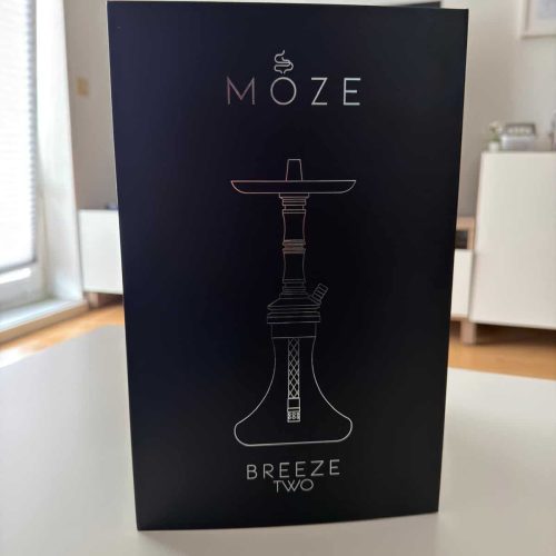 Schwarze Verpackung für Moze Breeze Two Shisha mit Logo und Illustration.