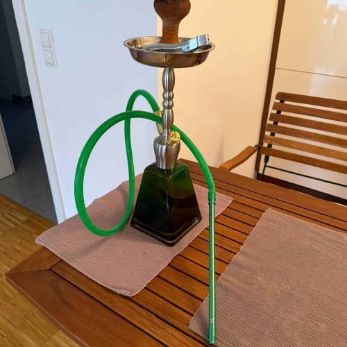 Shisha mit Metall- und Glasbowl auf Holztisch.