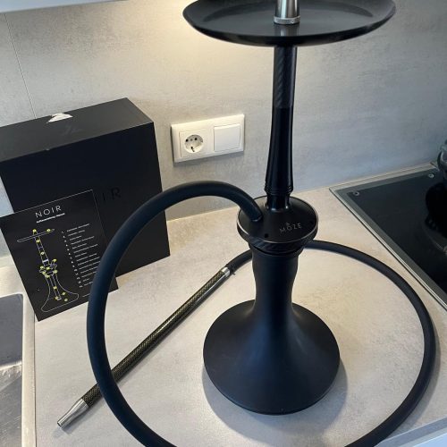 Schwarze Shisha mit Edelstahl-Schlauch auf Küchenarbeitsplatte.