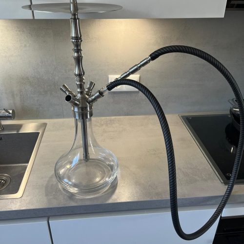 Shisha-Hookah mit Glasbowl auf Küchenarbeitsplatte.