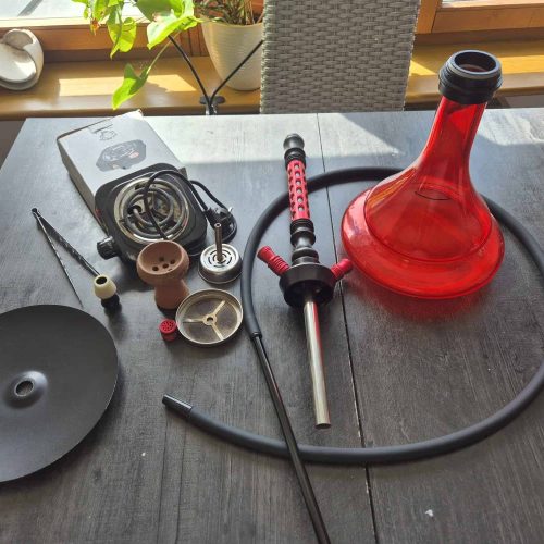 Verschiedene Shisha Teile inklusive Glasbowl, Schlauch und Dichtung.